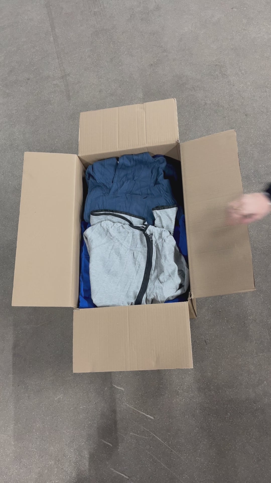 Collection of 50X MIXED BRAND SWEATSHIRTS & HOODIES in a gallery layout