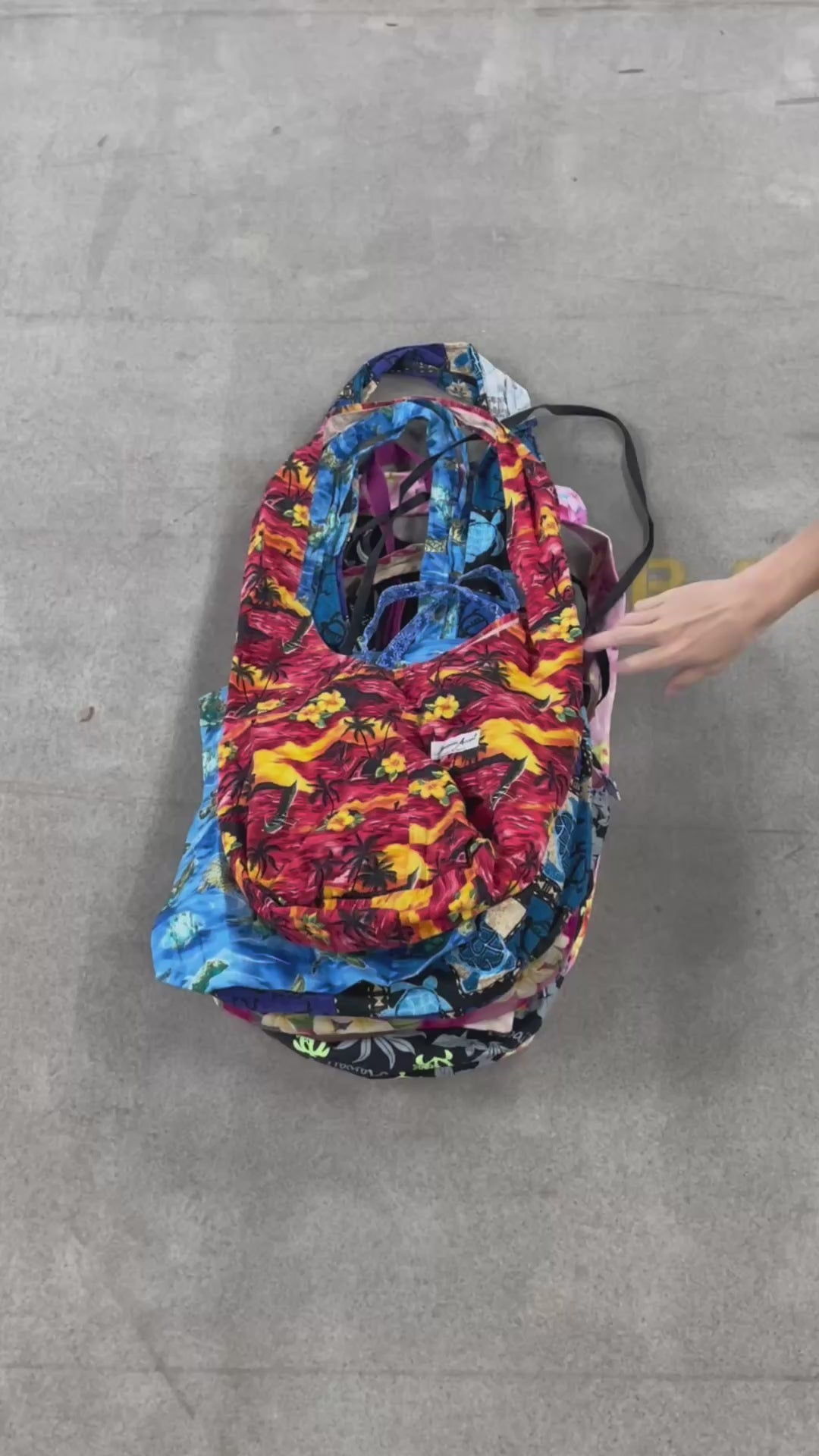 Collection of 30X HAWAIIAN STYLE HANDBAGS in a gallery layout