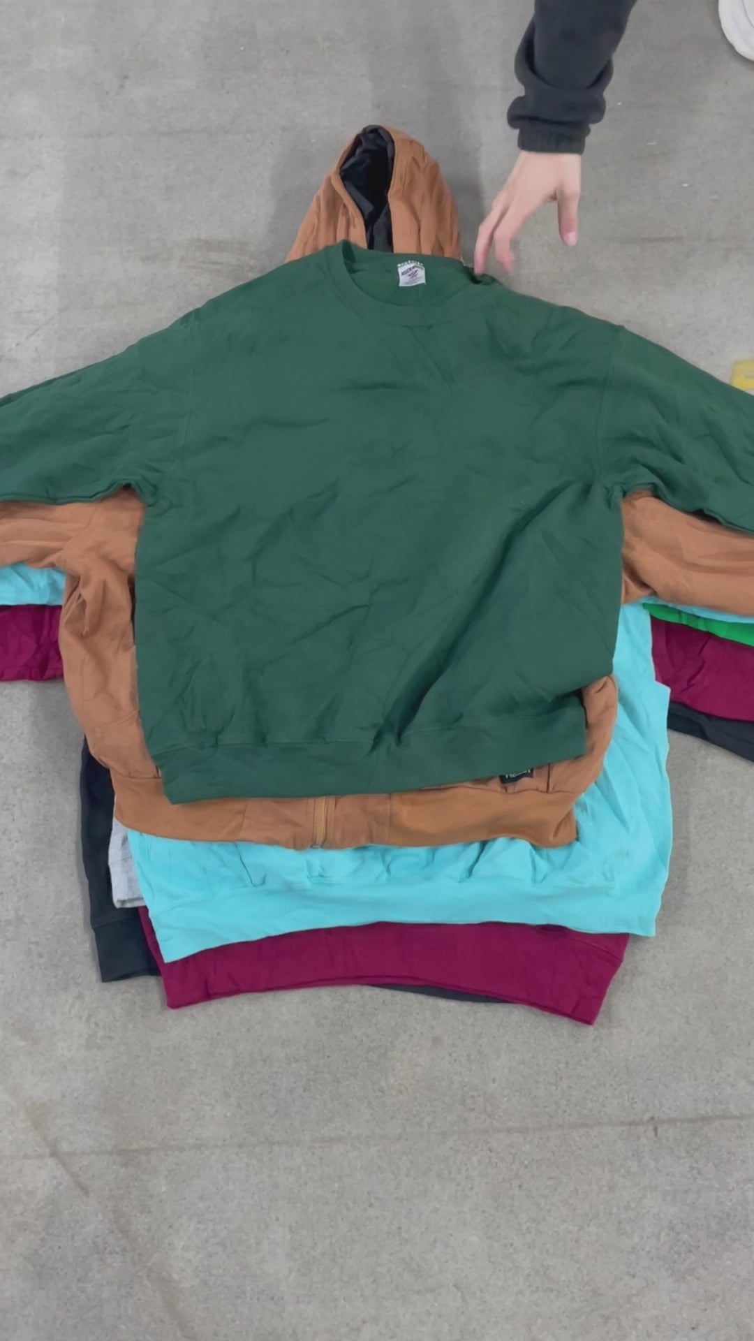 Collection of 25X PLAIN MODERN/VINTAGE SWEAT & HOODIES in a gallery layout