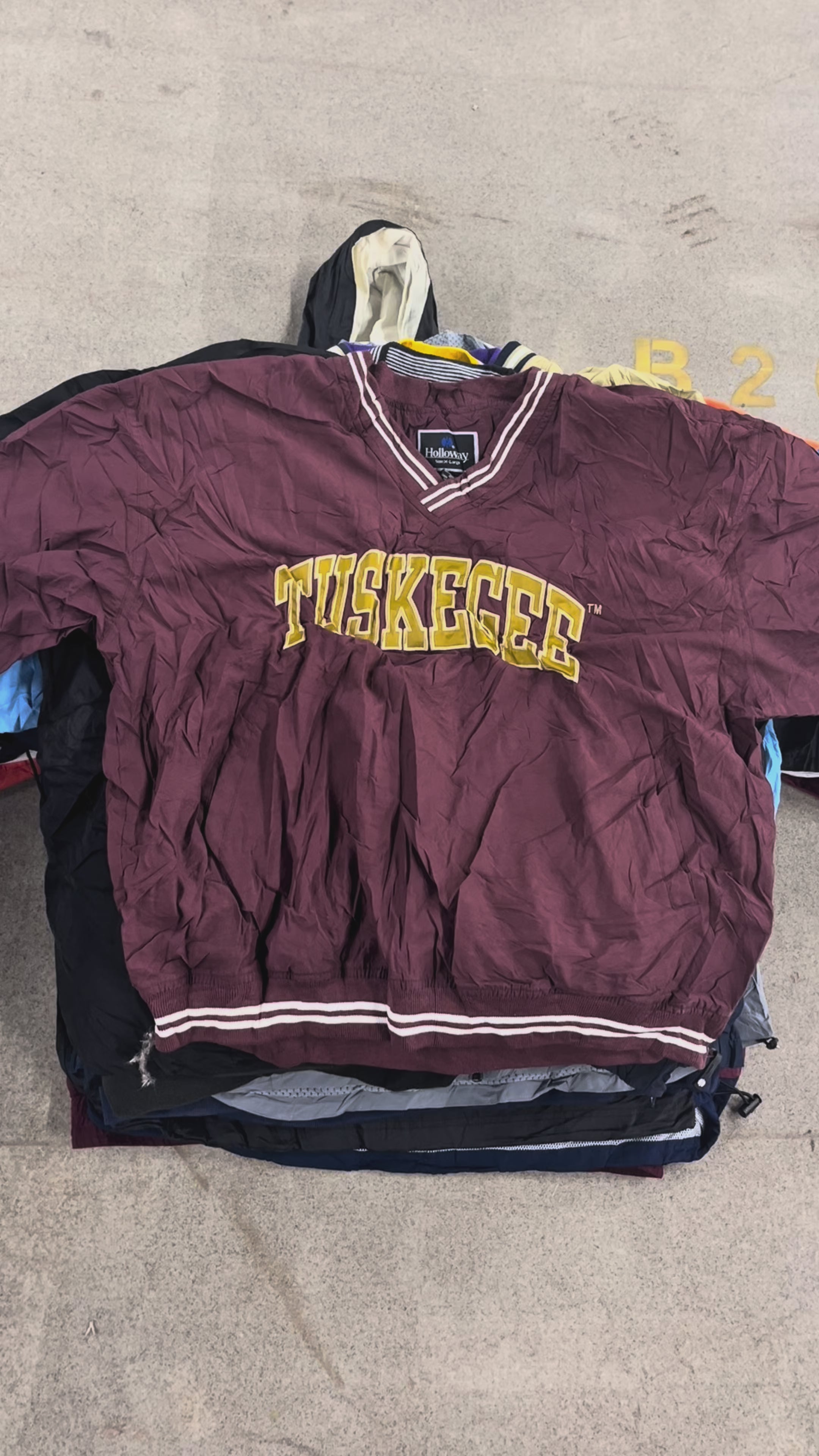 Collection of 40X BRANDED AND UNBRANDED SPORTS TOPS in a gallery layout