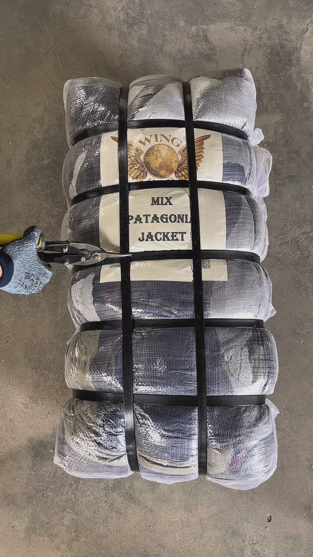 Collection of 25X MIX PATAGONIA JACKETS in a gallery layout